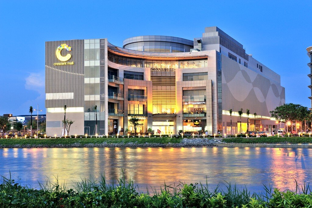 Crescent Mall với những cửa hàng chính hãng