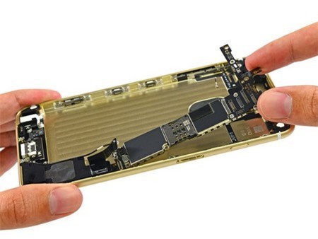 Tháo rời phần board mạch chủ trên iPhone 6 Plus ra khỏi lớp vỏ.
