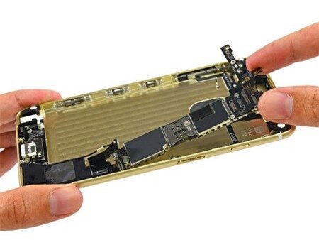 Tháo rời phần board mạch chủ trên iPhone 6 Plus ra khỏi lớp vỏ.