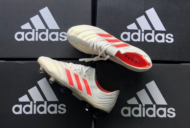 Giày đá bóng Copa của hãng Adidas