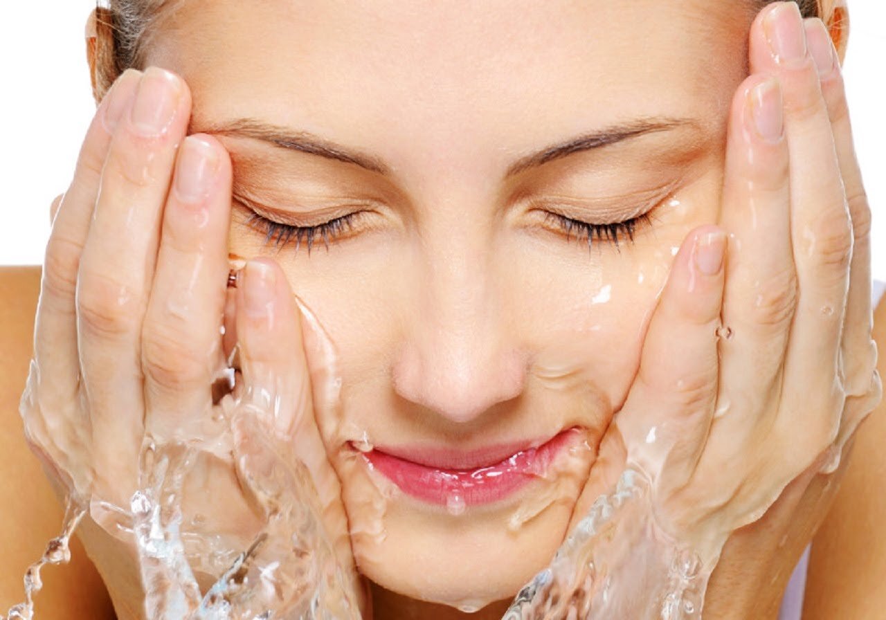 Trước khi thoa dầu dưỡng hay bắt đầu một quy trình chăm sóc da nào, bạn cũng cần phải rửa mặt sạch sẽ