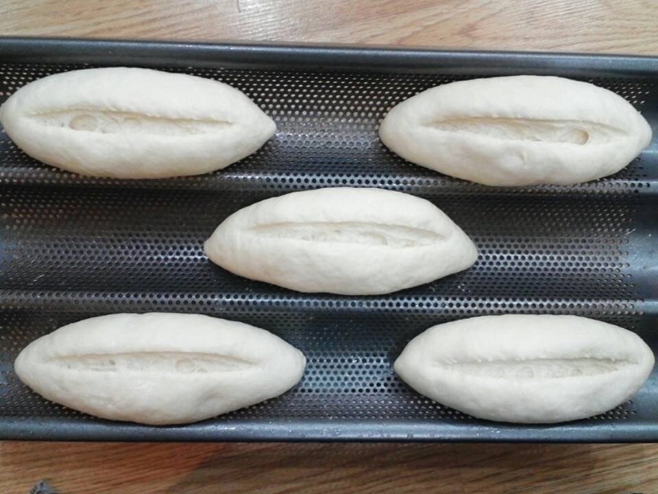 Nên mở lò nướng trước khoảng 10 phút rồi cho bánh mì vào nướng
