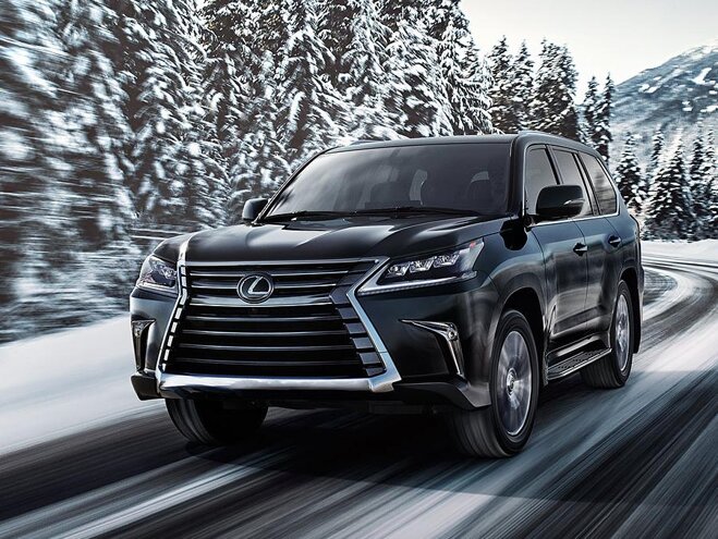 Lexus LX 570 có kiểu dáng được làm mới đi kèm với lưới tản nhiệt trục chính thương hiệu của công ty