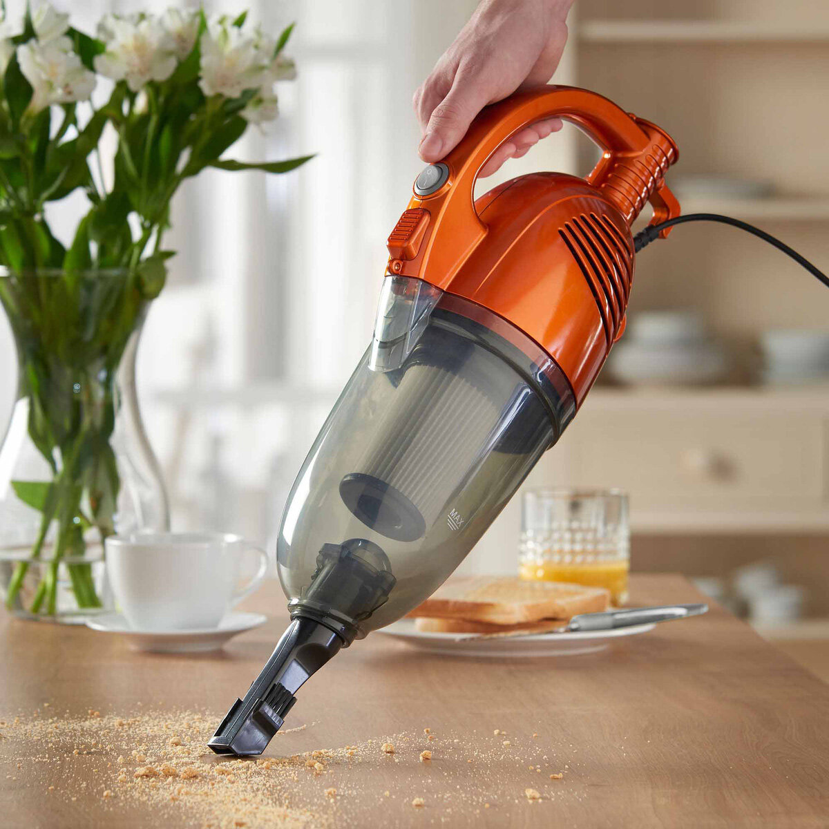 Máy hút bụi cầm tay nhỏ gọn, linh hoạt