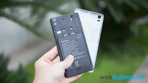Nắp lưng của smartphone Lenovo A7000 có thể dễ dàng tháo ra để truy cấp và pin, các khe gắn sim và thẻ nhớ