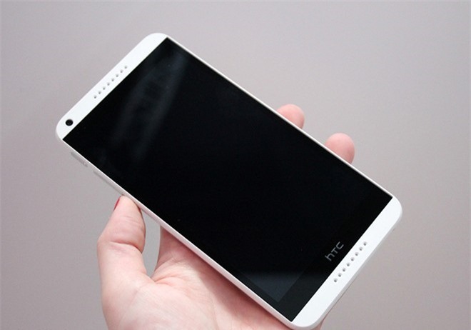 Với màn hình kích thước lớn 5,5 inch, HTC Desire 816 có kích thước khá cồng kềnh. Thiết kế của máy mang nhiều điểm nhấn với cặp loa BoomSound cùng thiết kế vỏ nhựa nhiều màu khiến người dùng dễ liên tưởng tới iPhone 5c của Apple.