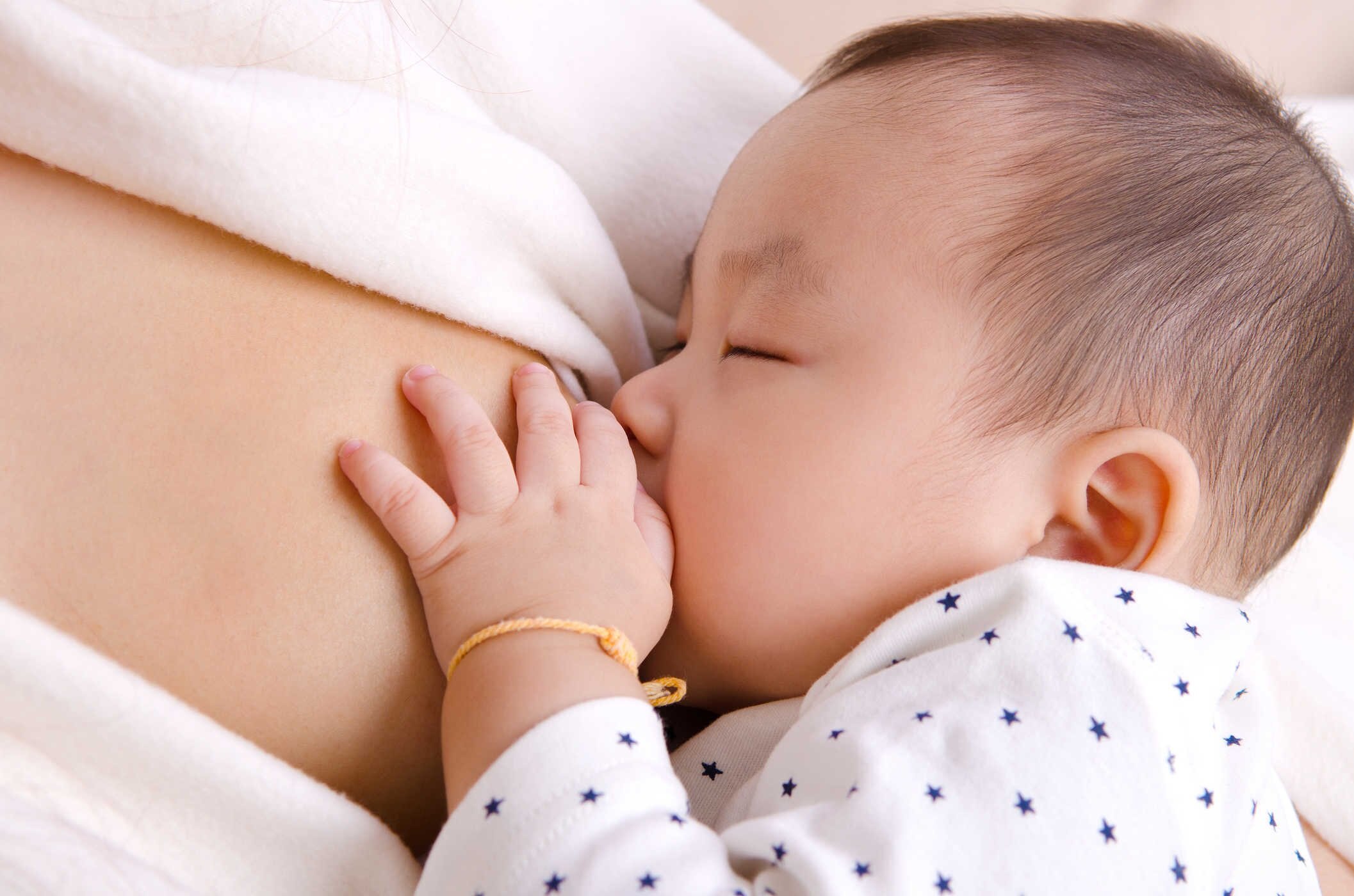 Đặt bé vào vị trí ngậm ti chính xác để có thể bú được là cách giúp mẹ có nhiều sữa hơn