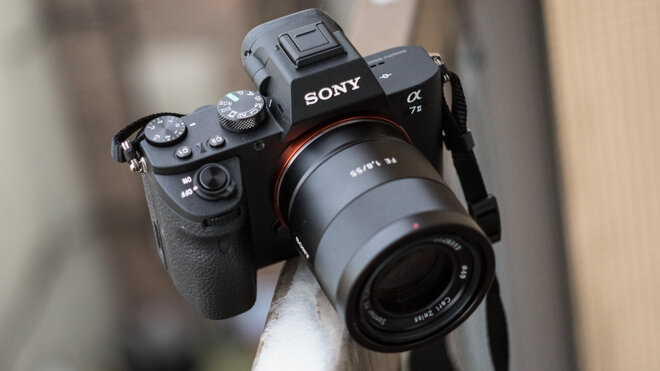 Chiếc máy A7 Mark II của Sony