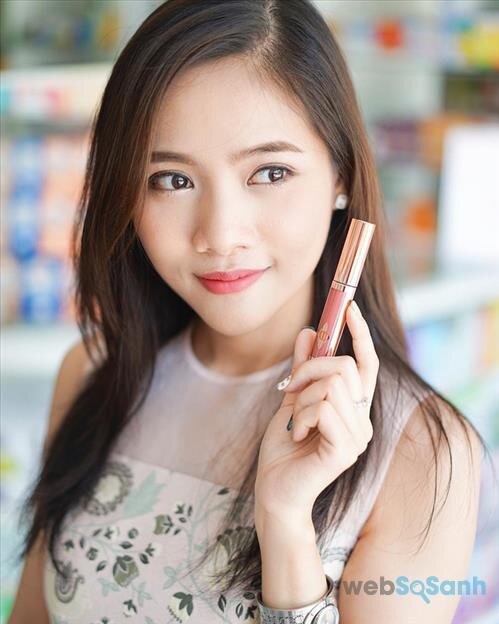 Cây son kem lì Charlotte Tilbury màu hồng đất pha hồng đào cực đẹp và hợp với làn da châu Á