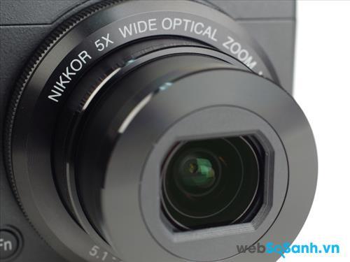 ụm ống kính Nikkor zoom quang 5x, tiêu cự 5.1 – 25.5 mm, khẩu độ f/1.8 – f/5.6 ( ống kính này tương đương ống kính tiêu cự 24 – 120mm trên máy Fullframe)