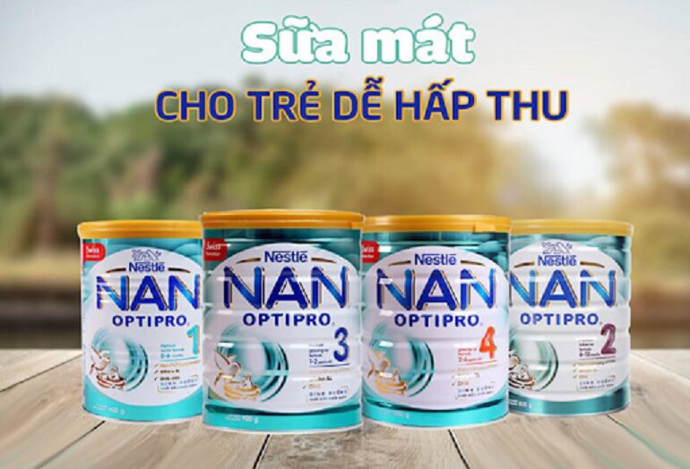 Chọn mua sữa công thức nào giống sữa mẹ nhất cho bé tập bú bình?