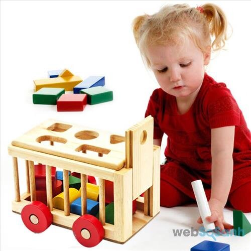 Điều đầu tiên bố mẹ cần lưu ý là chọn đồ chơi thông minh phải phù hợp với từng lứa tuổi của bé