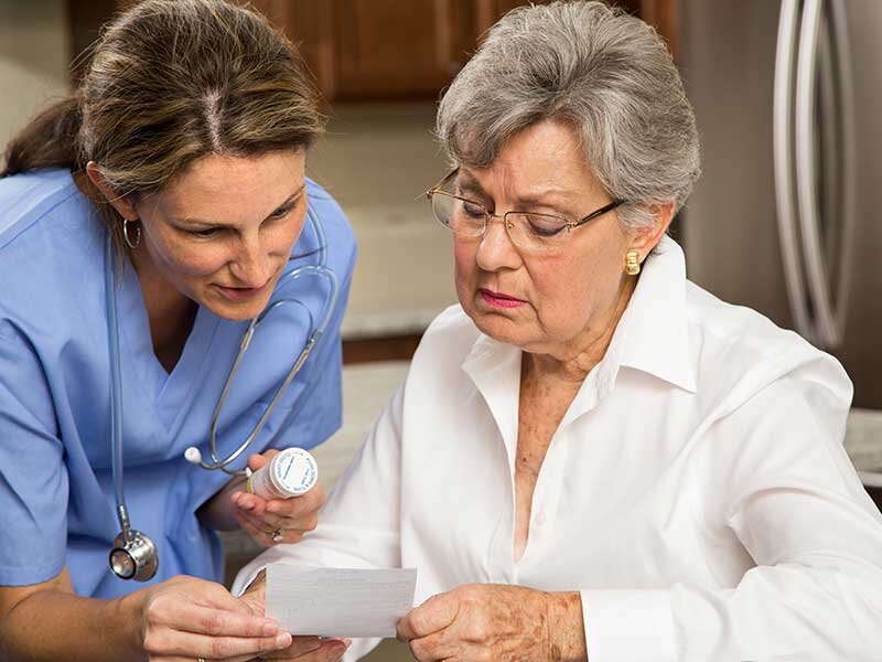 Để tuổi già của bố mẹ được vui khỏe, chăm lo mọi mặt nên chọn mua bảo hiểm dành cho người lớn tuổi 