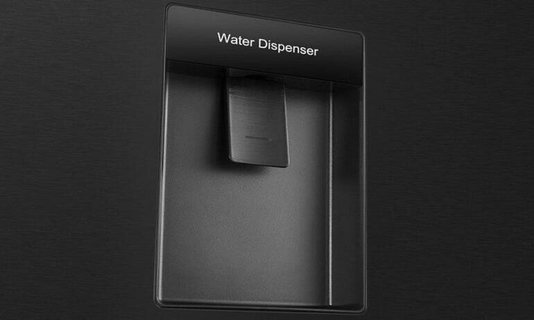 Tủ lạnh Casper RS-575VBW có khay lấy nước bên ngoài cho phép người dùng nhanh chóng lấy được cốc nước mát lạnh.