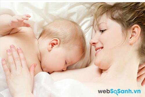 Sữa non được coi là liều vắc xin đầu tiên và liên tục cho bé trong 72 giờ đầu đời