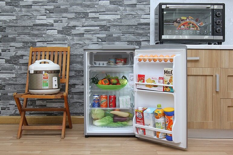 Tủ lạnh mini Aqua có thể chứa đựng nhiều thực phẩm