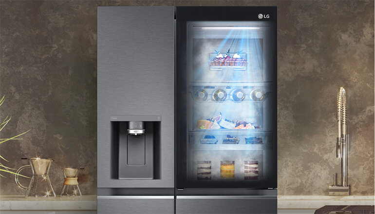 Có thể điều chỉnh các tính năng của tủ lạnh bằng bảng điều khiển hoặc qua ứng dụng 
