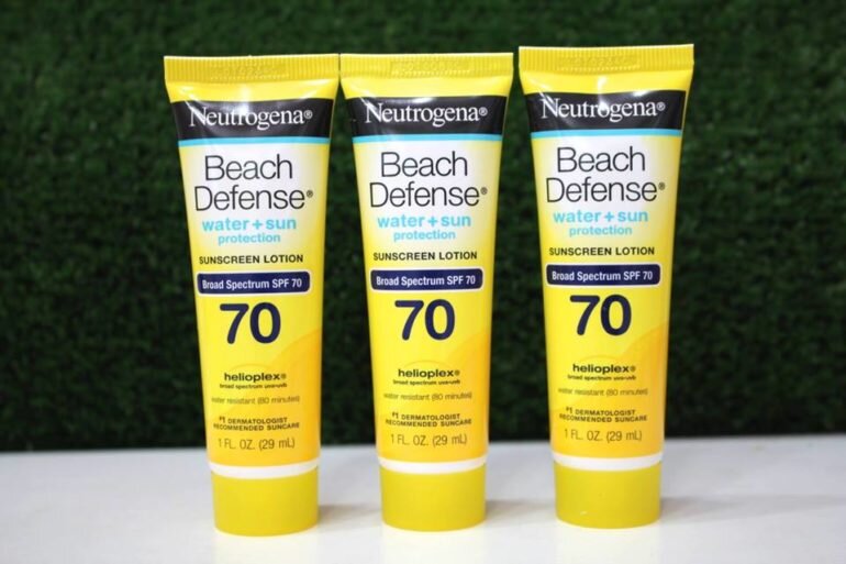 Kem chống nắng Neutrogena Beach Defense Water + Sun Protection Sunscreen Spray Broad Spectrum SPF 70