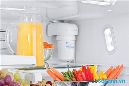 Để quá nhiều thực phẩm trong ngăn mát khiến ngăn mát tủ lạnh không làm lạnh được và chảy nước