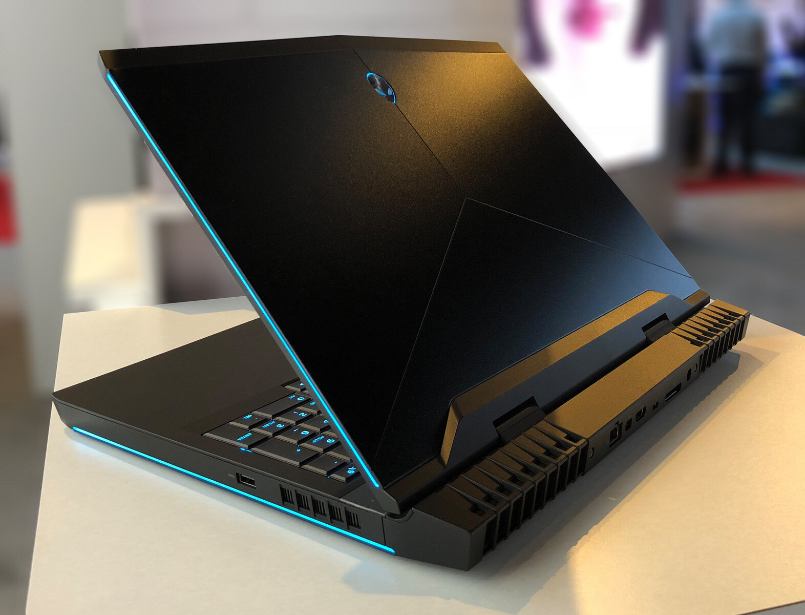 Alt + Caption: Laptop Dell dành cho Gamer chuyên nghiệp Alienware tuyệt vời cho bạn 
