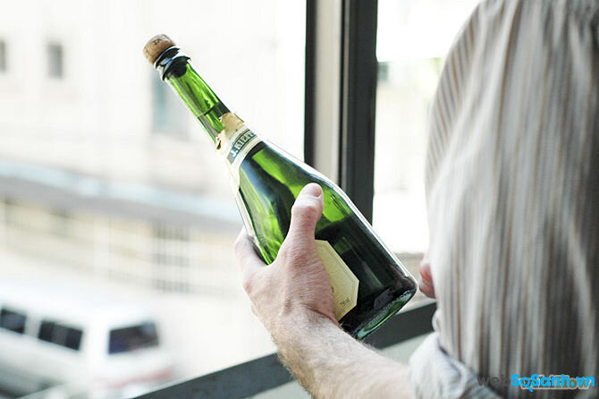 7 bước đơn giản để mở chai Champagne với một chiếc dao