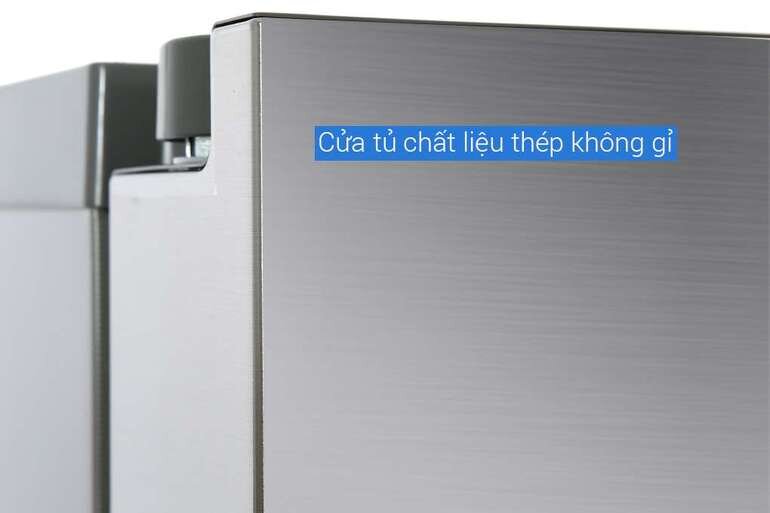 Cửa của tủ lạnh 2 cánh LG D257JS làm bằng chất liệu thép không gỉ