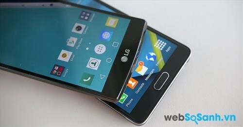 Cả hai điện thoại đều có độ phân giải màn hình giống hệt nhau. Nhưng LG thì chính xác hơn, Samsung lại sinh động hơn.