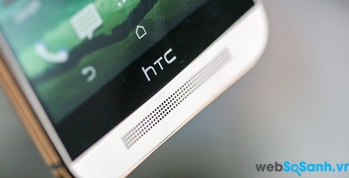 Một trong hai loa stereo BoomSound trên HTC One M9. 