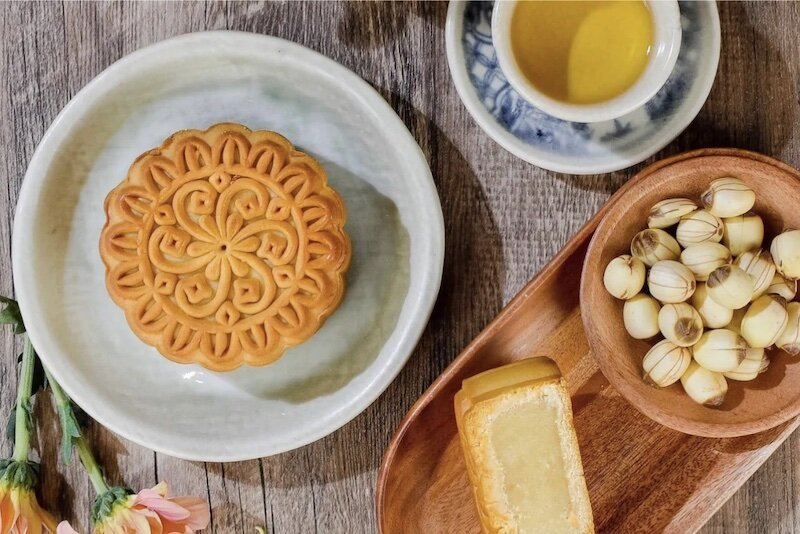 Lotus seed moon cake