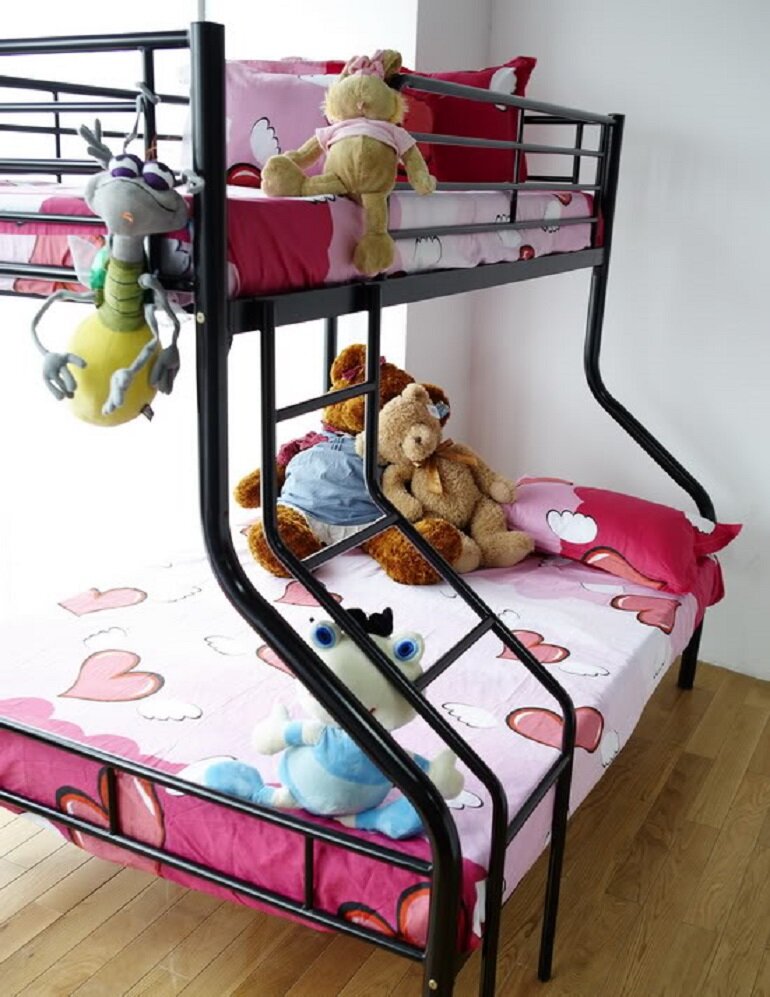 So sánh giường 2 tầng gỗ và sắt dành cho trẻ em, nên mua loại nào cho bé?