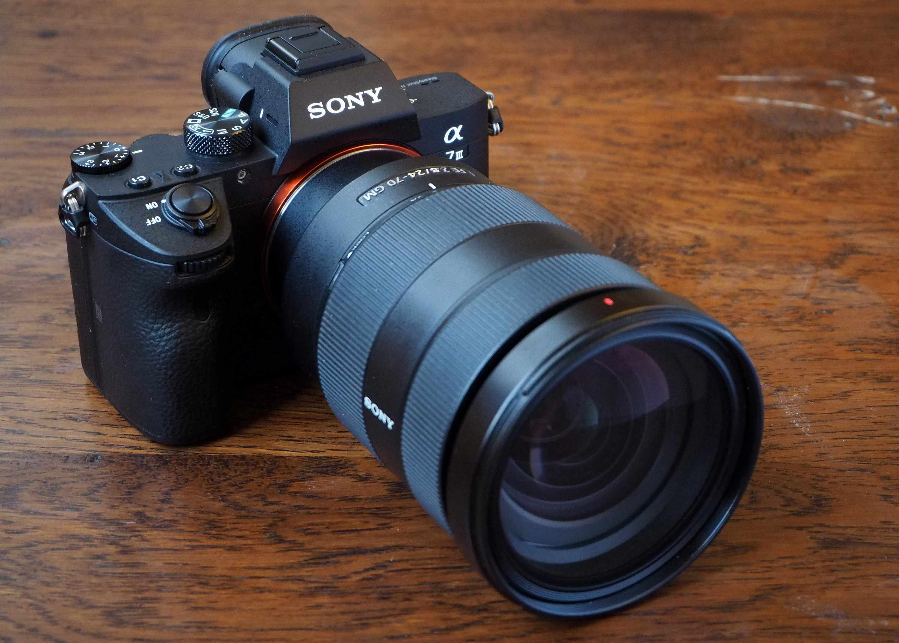 Máy chụp ảnh Sony A7 Mark III có kiểu dáng nhỏ gọn, dễ mang theo bất cứ đâu 