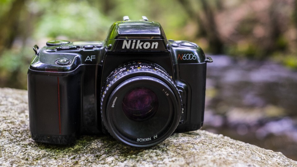Máy ảnh SLR Nikon có khả năng chụp gần và xa tốt