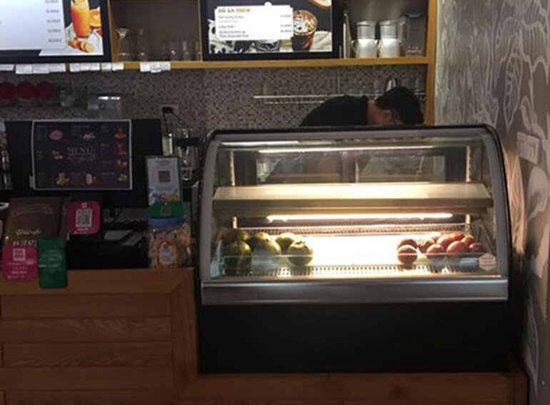 Tủ mát bánh kem mini rất thông dụng với các quán cafe và tiệm bánh ngọt nhỏ