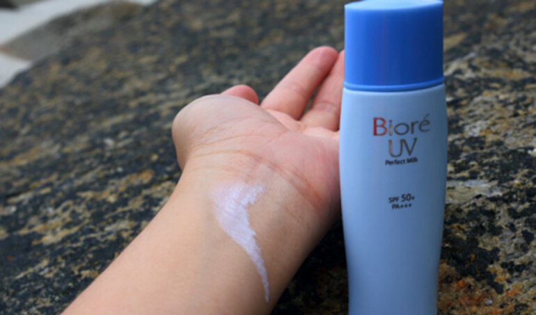 Sữa chống nắng Biore UV Perfect Milk là dòng kem chống nắng vật lý lai hóa học