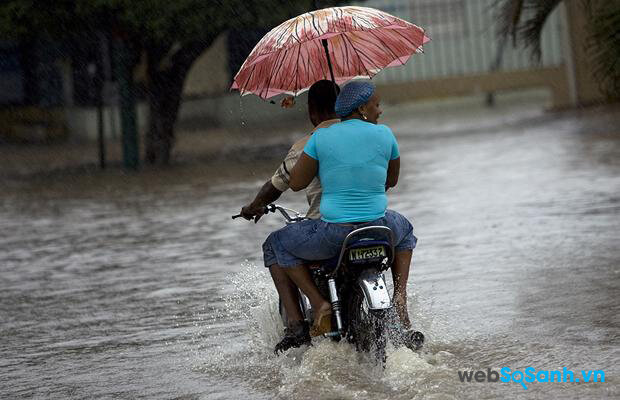 Trời mưa không nên đi quá nhanh, không nên dùng ô khi đi xe máy