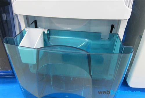 Bình chứa nước của máy hút ẩm dễ dàng tháo lắp