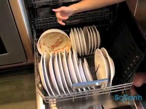 Cần loại bỏ thức ăn thừa trên bát đĩa trước khi cho vào máy rửa bát