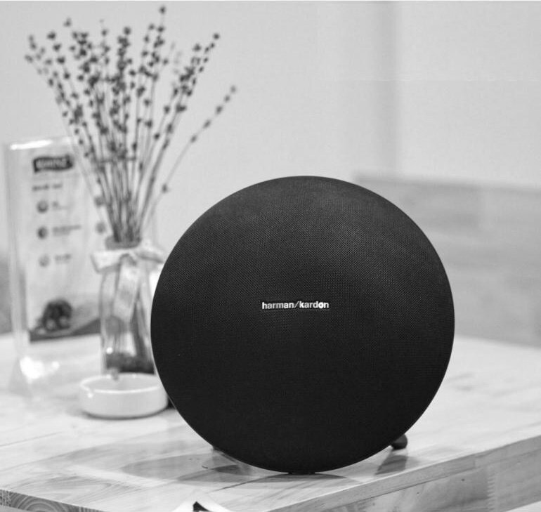 Loa Harman Kardon Onyx Studio 3 được trang bị pin có dung lượng 2.600mAh