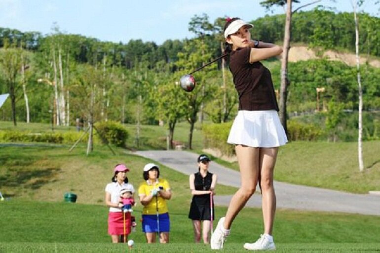 Đẹp và chất lượng là 2 tiêu chí hàng đầu mà các chị em đặt ra khi chọn mua giày golf nữ