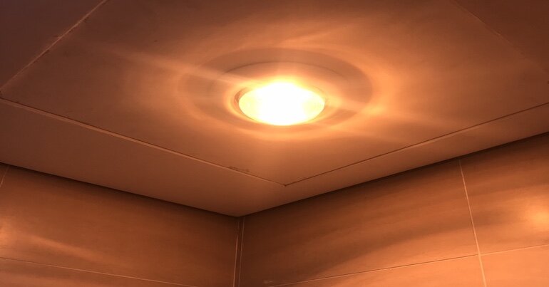 Ánh sáng của hai loại đèn sưởi nhà tắm 1 bóng.
