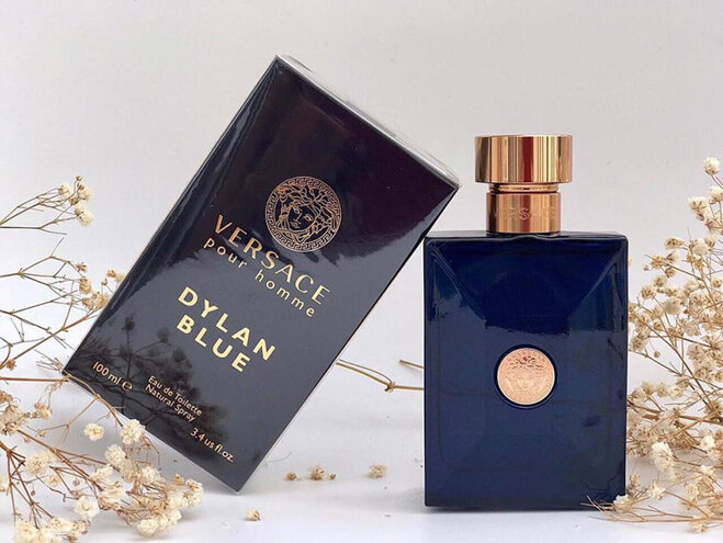 Nước hoa Versace Pour Homme Dylan Blue màu xanh nước biển đầy quyến rũ và mạnh mẽ