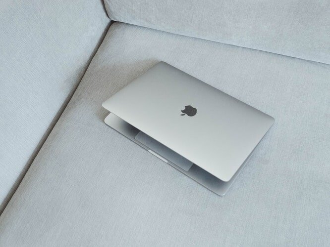 Macbook của Apple nổi bật với style đơn giản nhưng hiệu năng khủng