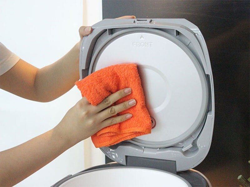 Bạn chỉ cần dùng khăn mềm hoặc vải với nước rửa chén hoàn toàn có thể lau sạch sản phẩm dễ dàng