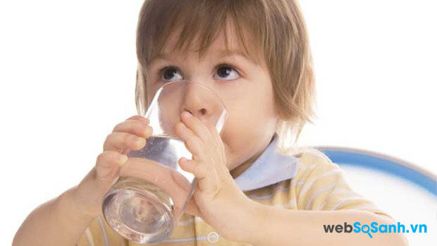 Cần bổ sung nước cho trẻ khi bị sởi