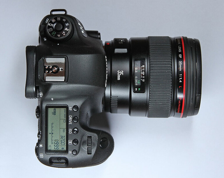 Canon EOS 6D có thiết kế gọn nhẹ, dễ mang theo