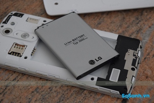 Pin 3000mAh và khe cắm thẻ của LG G3 Stylus Nguồn Internet