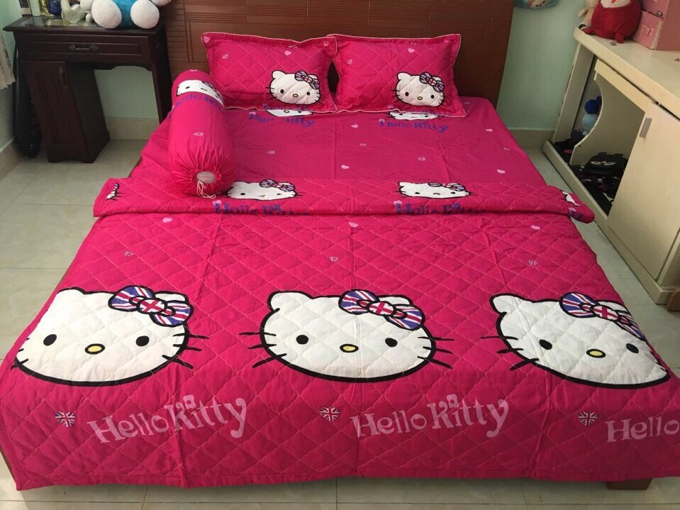 Loại sản phẩm chăn ga gối đệm hình Hello Kitty này với chất liệu cotton thoáng mát, bao gồm một chăn, một tấm trải và một vỏ gối có kích thước khoảng 106x144cm cùng mức giá chừng 1.500.000VND chắc chắn sẽ là một điểm nhấn tuyệt vời cho vẻ đẹp căn phòng bé yêu nhà bạn