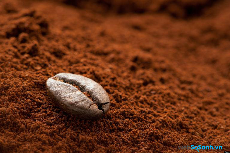 Cà phê thật có màu nâu rất đặc trưng chứ không phải màu đen, các hạt mặc dù nhỏ, nhưng tơi, xốp, không vón vào nhau