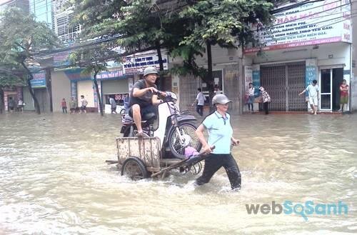 Dịch vụ kéo xe qua đường ngập rất hút khách trong những ngày ngập lụt