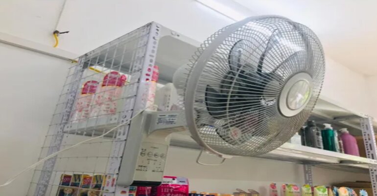 Quạt treo tường có thiết kế gọn nhẹ có thể lắp đặt ở hầu hết nhiều không gian Quạt treo tường Toshiba